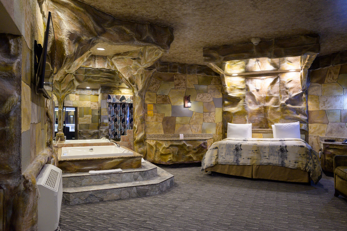 Cave Theme Suite With Hot Tub And Fireplace