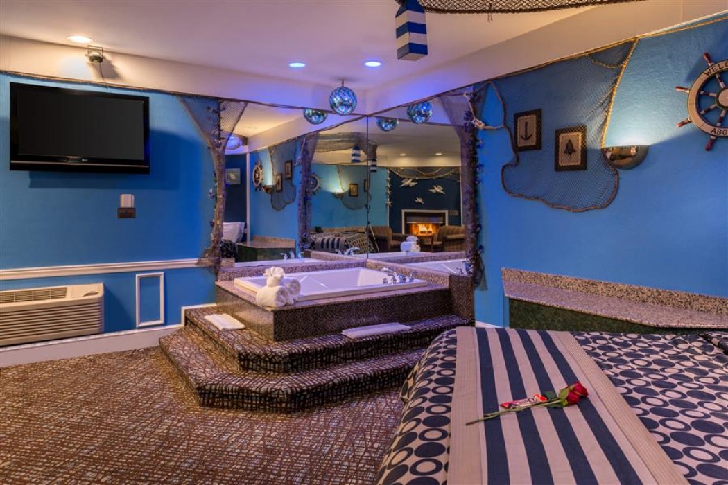 Blue Romantic Theme Suite With Hot Tub And Fireplace At The Inn Of The