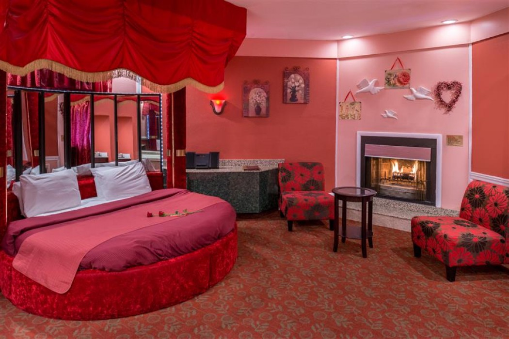 Red Romantic Theme Suite With Hot Tub And Fireplace