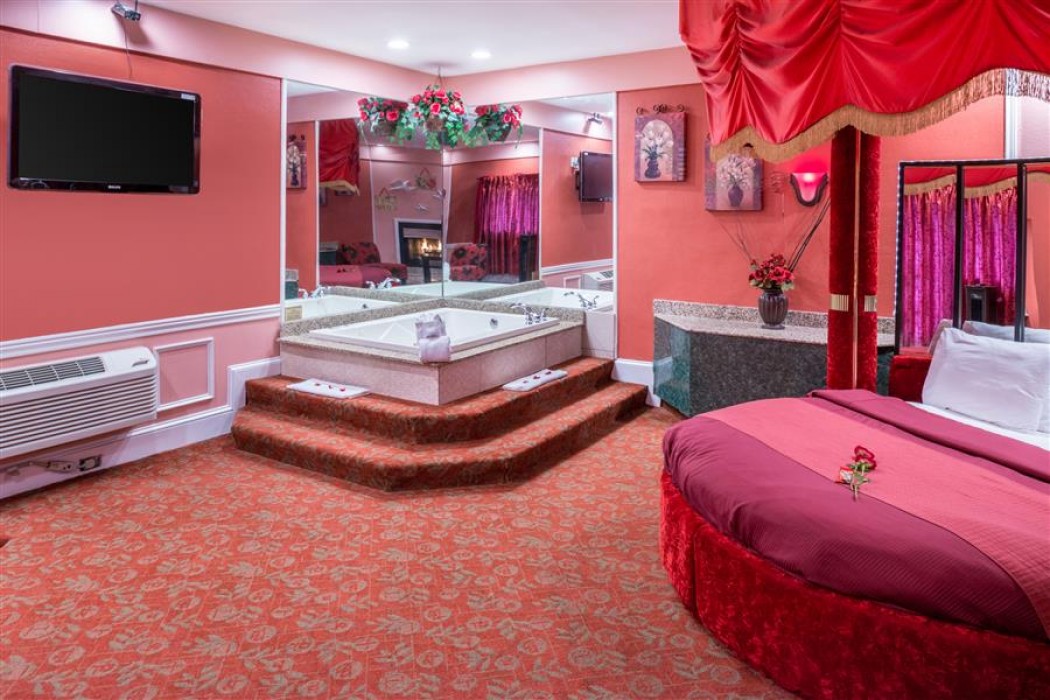 Red Romantic Theme Suite With Hot Tub And Fireplace At The Inn Of The Dove Bensalem