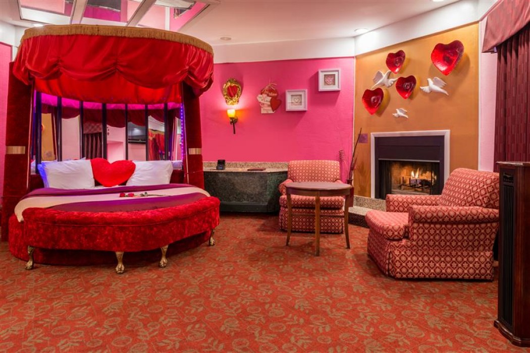 Sweetheart Theme Suite With Hot Tub And Fireplace
