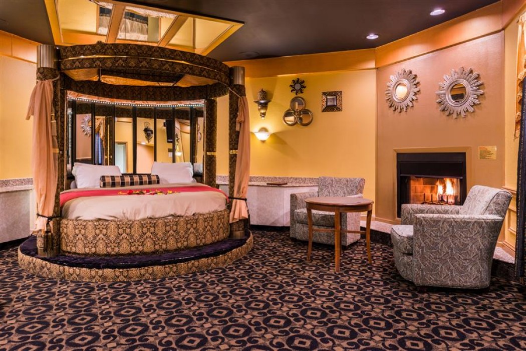 Black & Gold Theme Suite With Hot Tub And Fireplace