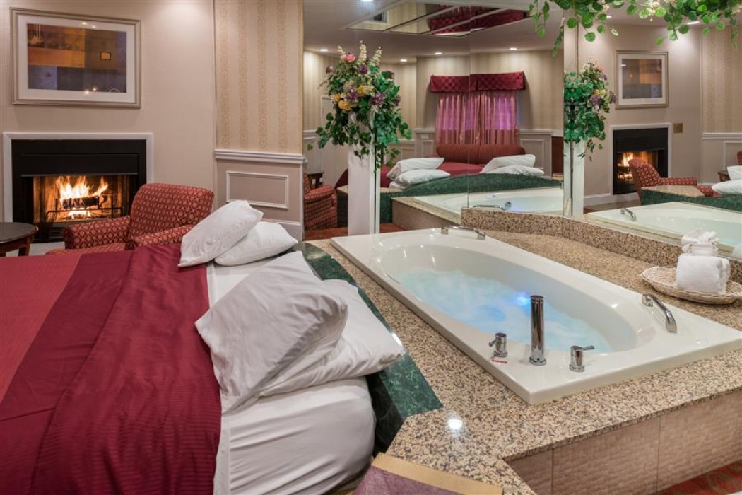 Honeymoon Romantic Suite With Hot Tub And Fireplace At The Inn Of The