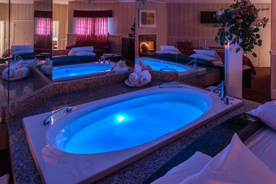 Honeymoon Romantic Suite With Hot Tub And Fireplace At The Inn Of The