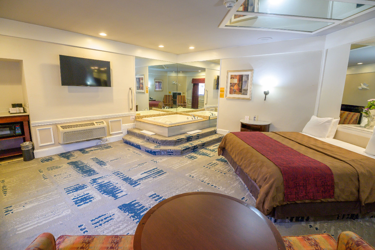 Deluxe Romantic Suite Accessible With Hot Tub And Fireplace