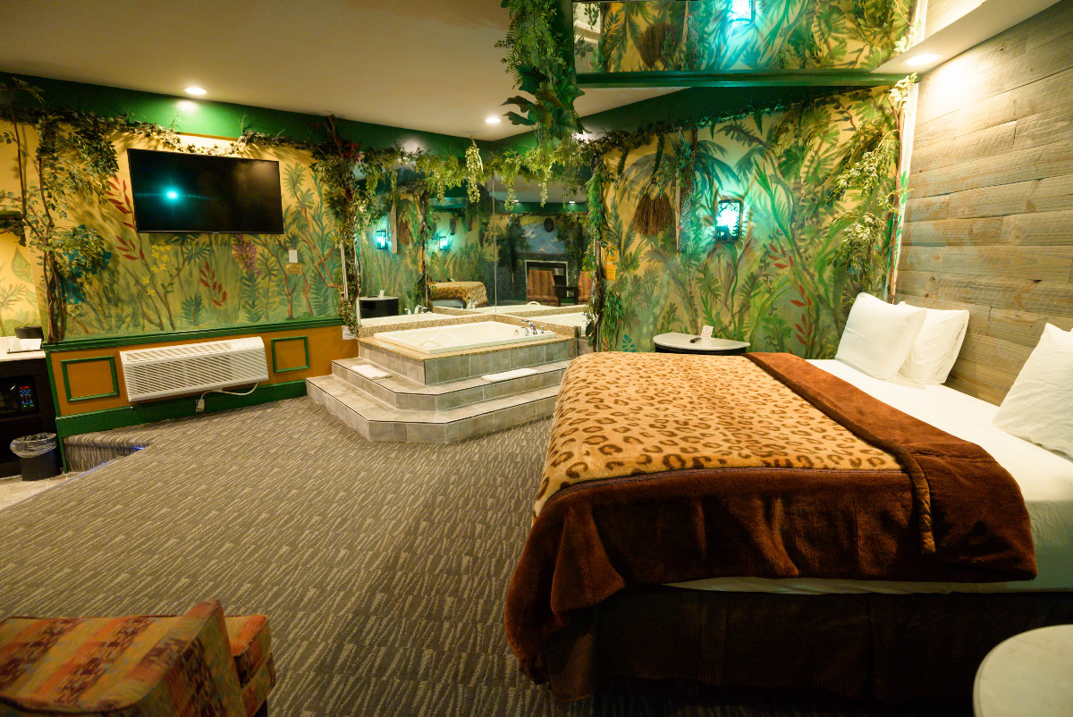 Jungle Theme Suite With Hot Tub And Fireplace