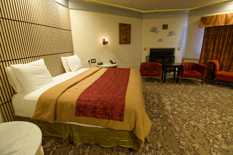 Asian Theme Suites With Hot Tub And Fireplace