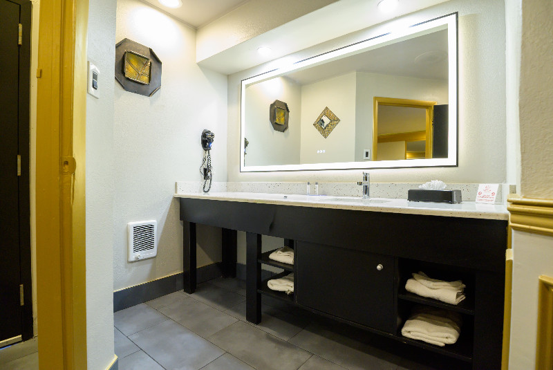 Inn of The Dove - Bath Room