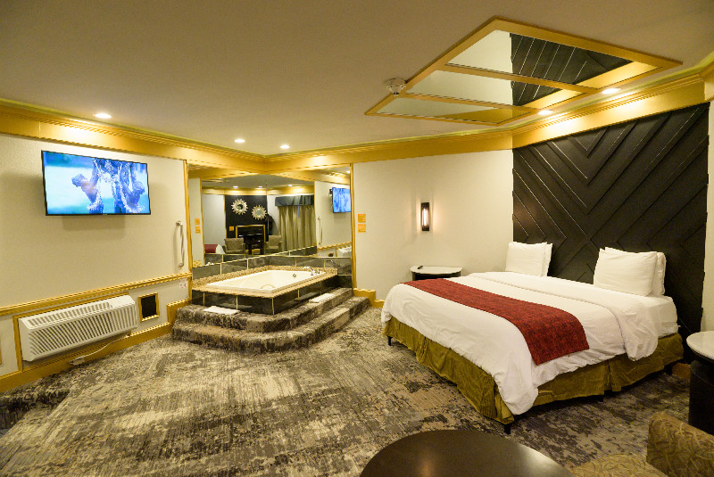 Black & Gold Theme Suite With Hot Tub And Fireplace