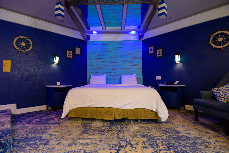 Blue Romantic Theme Suite With Hot Tub And Fireplace