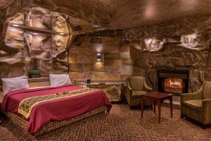 Cave Theme Suite With Hot Tub And Fireplace