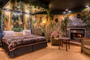 Jungle Theme Suite With Hot Tub And Fireplace