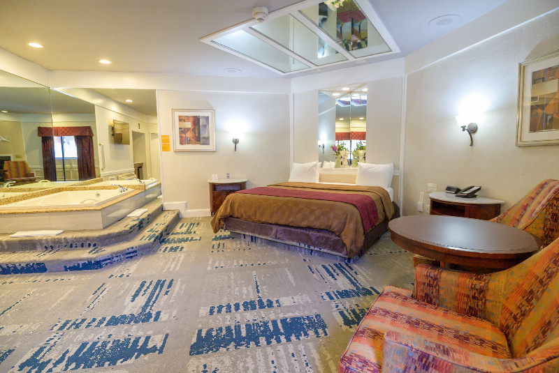 Deluxe Romantic Suite Accessible