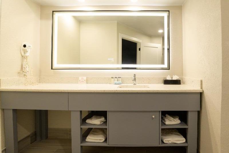 Inn of The Dove - Vanity