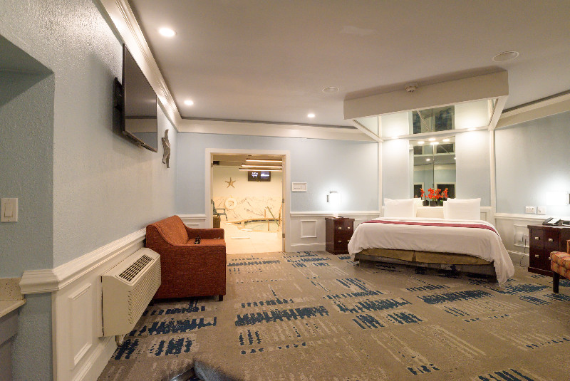 Dove Swimming Pool Theme Suite With Hot Tub And Fireplace