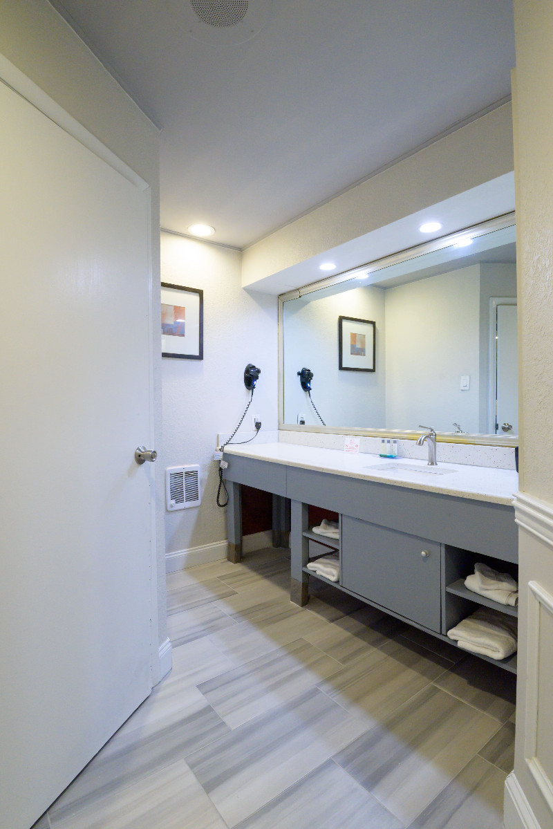 Inn of The Dove - Bath Room