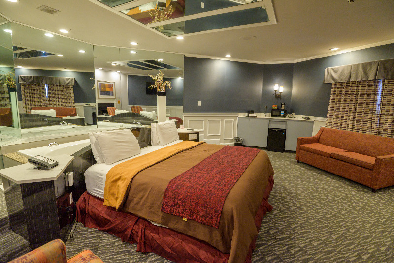 Honeymoon Romantic Suite With Hot Tub and Fireplace