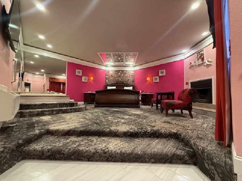 Sweetheart Theme Suite With Hot Tub And Fireplace