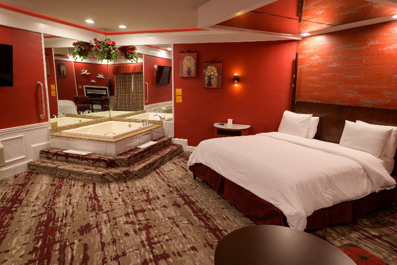 Red Romantic Theme Suite With Hot Tub And Fireplace